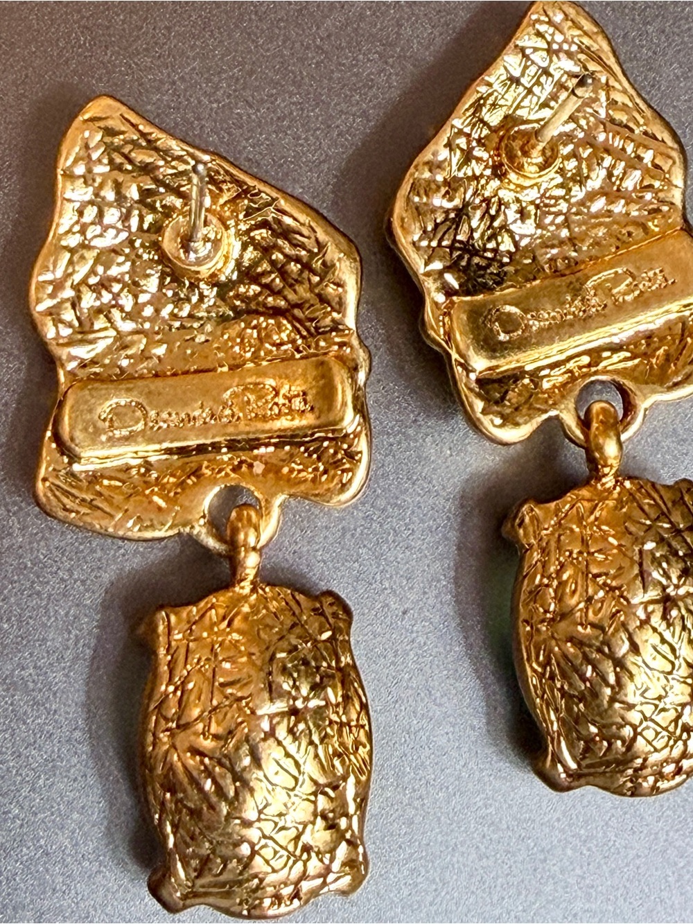 Oscar de la Renta Golden Shield Earrings w/Sky Blue Faceted Crystal Stones✨POST - Picture 4 of 9